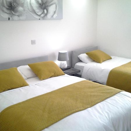 Lady Charlotte Guest Rooms Triple Rooms Dowlais Exterior foto